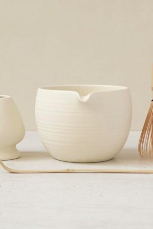 WENSHUO Matcha Whisk Set, Ceramic Matcha Bowl & Whisk Holder, Bamboo Accessory, Modern Design (Matte Crème, Pouring Spout)