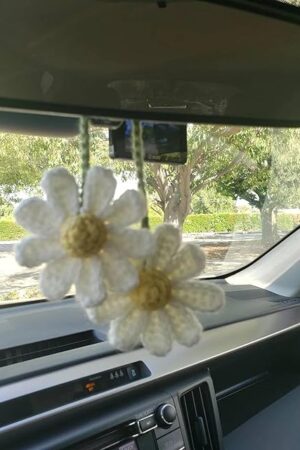 Crochet Daisy Car Accessories for Women Cute Rear View Mirror Hanging Charms Handmade Daisy Flower Gifts for Crochet Lovers Car Decor Automotive Interior Aesthetic(White)