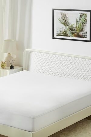 Amazon Basics Zippered Mattress Encasement - Waterproof & Bed Bug Proof, Queen