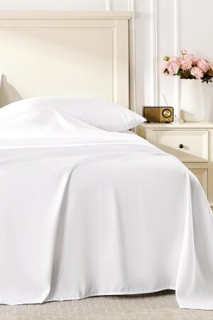 White Queen Sheet Set, 4 Pieces Soft Bedding Queen Sheet Set, Breathable and Cooling Sheets, Deep Pocket with 1 Fitted, 1 Flat, 2 Pillow Cases (White, Queen Size)