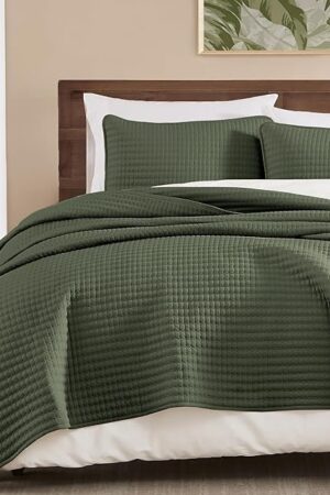WRENSONGE Queen Quilt-3 Pieces Lightweight Bedspreads Olive Green Queen Size Quilt Bedding Set for All Seasons, Soft Summer Coverlet with 2 Pillow Shams Suitable for Bed & Couch
