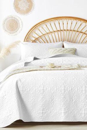 akkialla King/Cal King Quilt Bedding Set for All Seasons,Lightweight White Bedspreads King Size,Modern Style Microfiber Soft Floral Pattern Coverlet Set(1 Quilt,2 Pillow Shams)