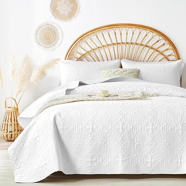 akkialla King/Cal King Quilt Bedding Set for All Seasons,Lightweight White Bedspreads King Size,Modern Style Microfiber Soft Floral Pattern Coverlet Set(1 Quilt,2 Pillow Shams)