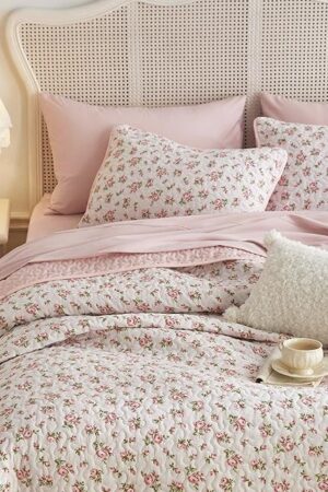 Wake In Cloud - Floral Quilt Set, Coquette Cottagecore Shabby Chic Flower Pattern for Women Teen Girls, Reversible Lightweight Bedspread Coverlet, 3 Pieces, Pink, Twin/Twin XL Size