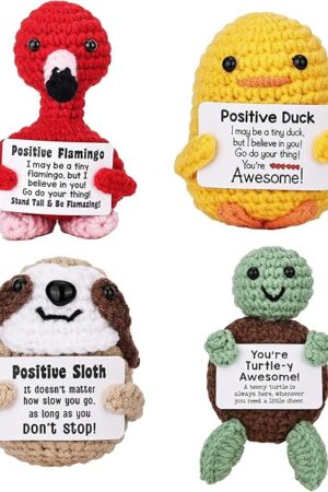 4pcs Cute Crochet Animal Dolls with Positive Cards – Mini Sloth, Duck, Turtle & Flamingo – Handmade Emotional Support Gifts for Friends, Women & Men – Funny Desk Décor for Birthday, Christmas