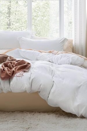 Bedsure White Duvet Cover Queen Size - 3 Pieces Prewashed Extra Soft Bedding Set, Includes 1 Duvet Cover 90x90 Inches with Zipper Closure & 2 Pillow Shams, Comforter Not Included