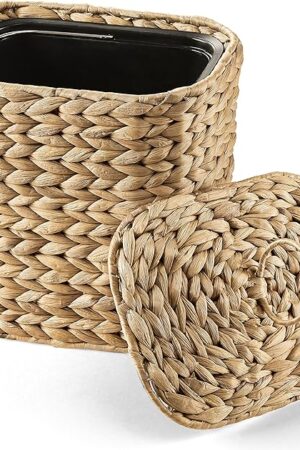 2 Gallons Wicker Waste Basket with Lid - Large Wicker Trash Can for Office - Waste Basket for Bedroom, Bathroom, Kitchen, Living Room - Boho Handwoven Trash Cans for Garbage (2 Gallons)