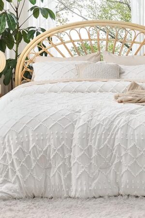 Bedsure Queen Comforter Set - White Comforter, Boho Tufted Shabby Chic Bedding Comforter Set for Kids, 3 Pieces Vintage Farmhouse Bed Set for All Seasons, Fluffy Soft Bedding Set with 2 Pillow Shams